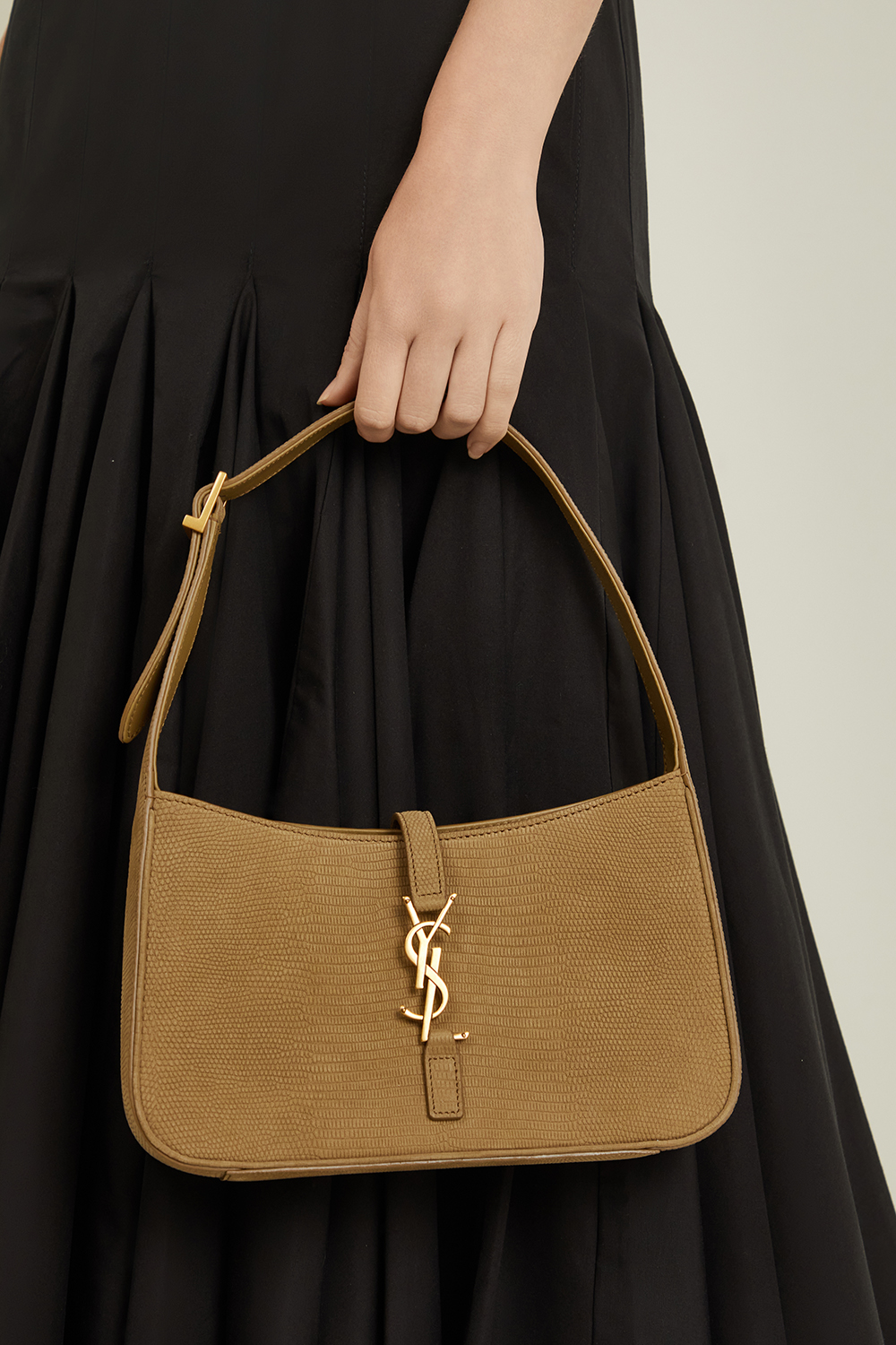 תמונת כל הלוק של תיק הובו לה 5 איי 7 SAINT LAURENT
